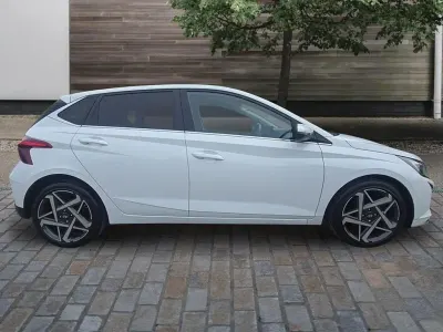 Used Hyundai i20 Premium 100 HP (73 kW) 2023 White Hatchback