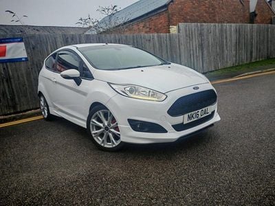 White Used 2016 Ford Fiesta Zetec Hatchback | £4,995 (Good price)