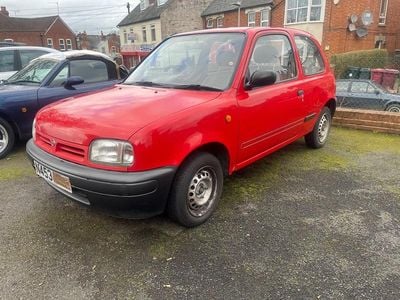 Begagnad Nissan Micra 54 HK (39 kW) 1995 Röd Halvkombi