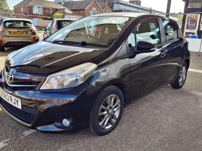 Używany Toyota Yaris 69 KM (50 kW) 2014 Czarny Hatchback