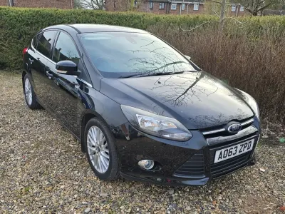 Käytetty Ford Focus Zetec 2013 Musta Viistoperä