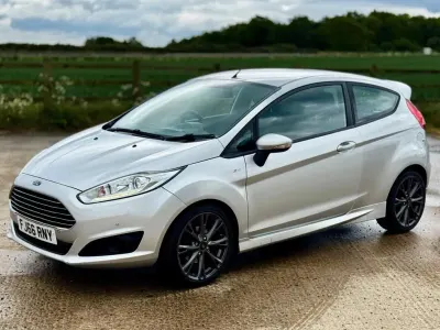 Usado Ford Fiesta ST-Line 125 HP (91 kW) 2016 Prateado Citadino