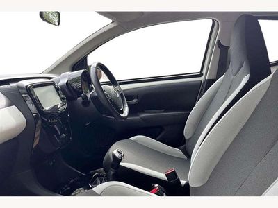 Used Toyota Aygo x-press 68 HP (50 kW) 2018 White Hatchback