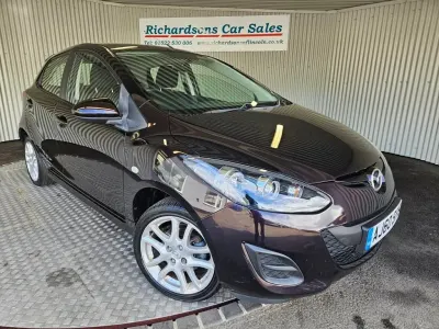 Begagnad Mazda 2 84 HK (61 kW) 2011 Röd Halvkombi