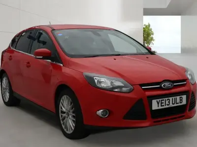 Usado Ford Focus Zetec 125 CV (91 kW) 2013 Rojo Utilitario
