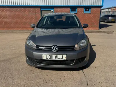 Usado VW Golf VI S 105 HP (77 kW) 2011 Cinzento Citadino