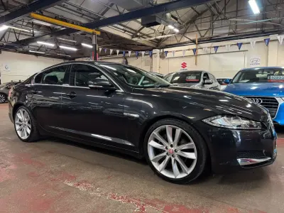 Usado Jaguar XF Portfolio 200 HP (147 kW) 2015 Cinzento Sedan