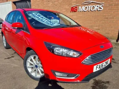 Begagnad Ford Focus Titanium 99 HK (72 kW) 2016 Röd Halvkombi