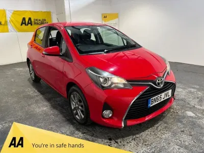 Used Toyota Yaris 99 HP (72 kW) 2015 Red Hatchback