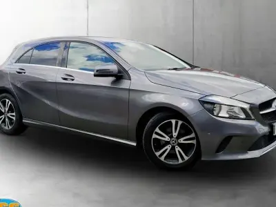 Usado Mercedes A180 Executive 109 HP (80 kW) 2017 Cinzento Citadino