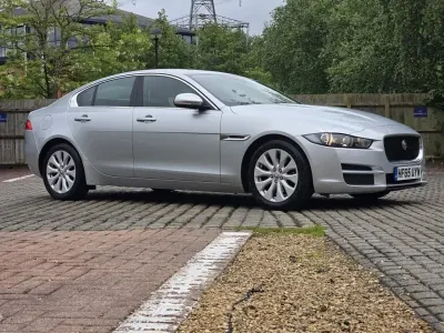 Używany Jaguar XE Prestige 180 KM (132 kW) 2015 Srebrny Sedan/Limuzyna