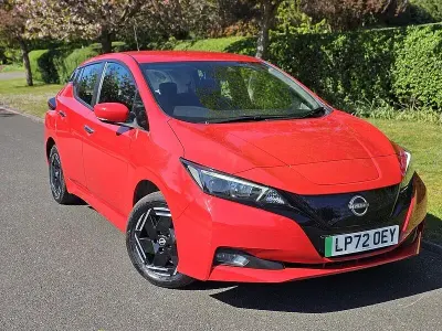 Begagnad Nissan Leaf Acenta 110 kW (150 HK) 2022 Röd Halvkombi