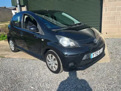 Usado Toyota Aygo 68 CV (50 kW) 2012 Negro Utilitario