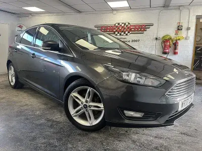 Begagnad Ford Focus Zetec 125 HK (91 kW) 2017 Grå Halvkombi