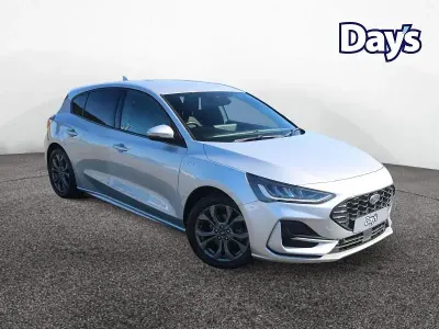 Begagnad Ford Focus ST-Line 2022 Silver Halvkombi