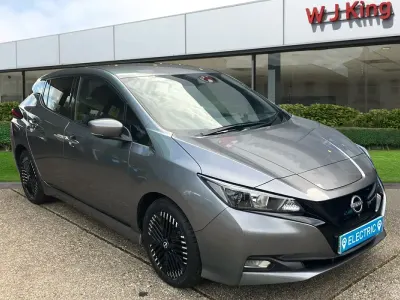 Begagnad Nissan Leaf N-Connecta 110 kW (150 HK) 2022 Grå Halvkombi