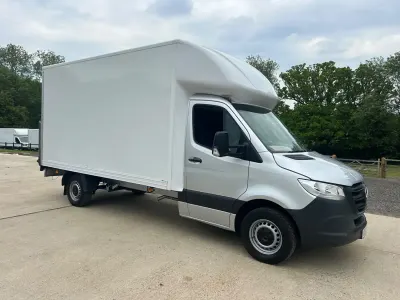 Używany Mercedes Sprinter Progressive 2022 Srebrny Van