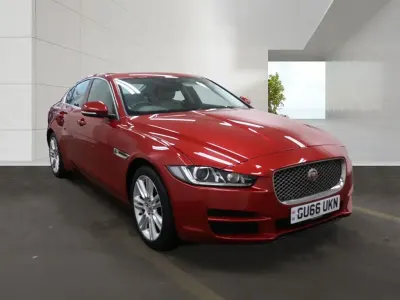 Używany Jaguar XE Portfolio 240 KM (176 kW) 2016 Czerwony Sedan/Limuzyna