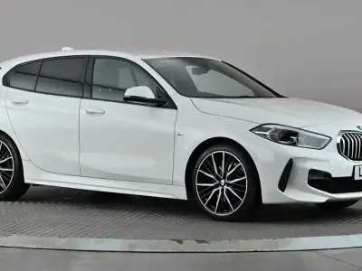 Usado BMW 118 M Sport 136 HP (100 kW) 2021 Branco Citadino