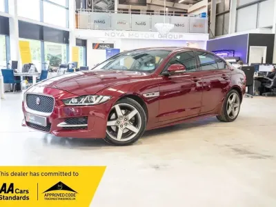Używany Jaguar XE R-Sport 180 KM (132 kW) 2017 Czerwony Sedan/Limuzyna
