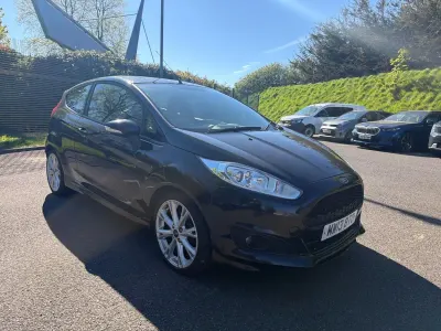 Usado Ford Fiesta Zetec 125 HP (91 kW) 2013 Preto Citadino