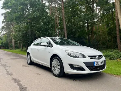 Used Vauxhall Astra 2013 White Hatchback
