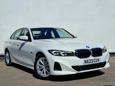 Begagnad BMW 330e Sport Line 292 HK (214 kW) 2023 Vit Sedan