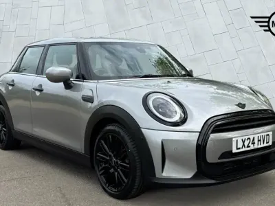 Używany Mini Cooper Exclusive 134 KM (98 kW) 2024 Srebrny Hatchback