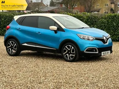 Used Renault Captur Dynamique 90 HP (66 kW) 2015 Blue/cream SUV