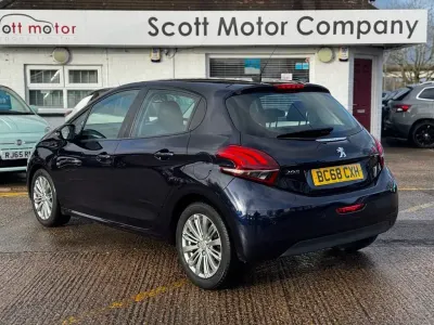 Second-hand Peugeot 208 Signature Sky 82 CP (60 kW) 2019 Albastru Hatchback