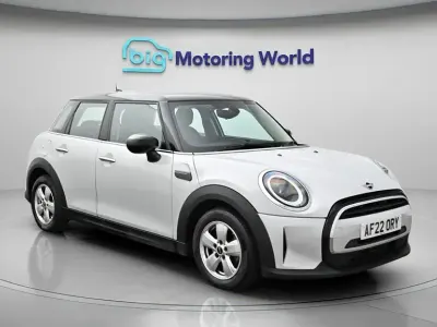 Usado Mini Cooper Classic 136 HP (100 kW) 2022 Prateado Citadino