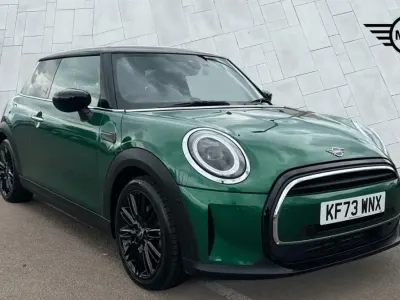 Begagnad Mini Cooper Exclusive 134 HK (98 kW) 2023 Grön Halvkombi