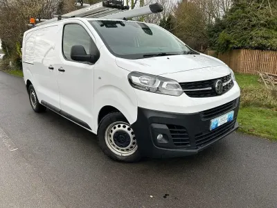 Second-hand Vauxhall Vivaro 100 CP (73 kW) 2021 Alb Monovolum