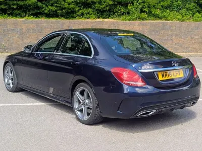 Usado Mercedes C220 AMG line 2018 Azul Berlina