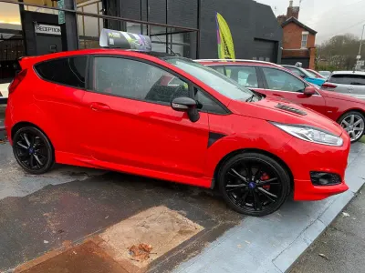 Usado Ford Fiesta Zetec 140 HP (102 kW) 2017 Vermelho Citadino
