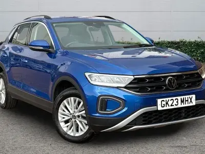 Usado VW T-Roc Life 110 HP (80 kW) 2023 Azul SUV