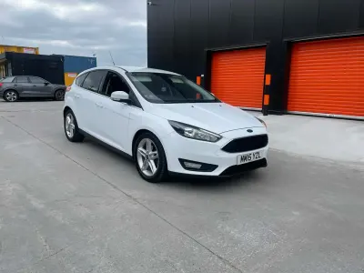 Begagnad Ford Focus Zetec 125 HK (91 kW) 2015 Vit Halvkombi