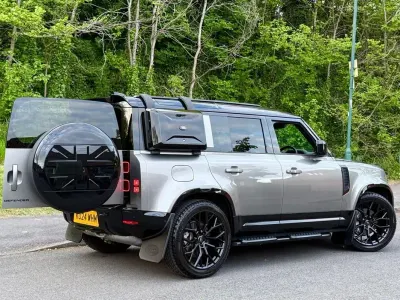 Used Land Rover Defender HSE Dynamic 300 HP (220 kW) 2024 Silver SUV