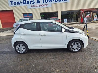 White Used 2015 Toyota Aygo x-press Hatchback | £8,995 (Expensive)