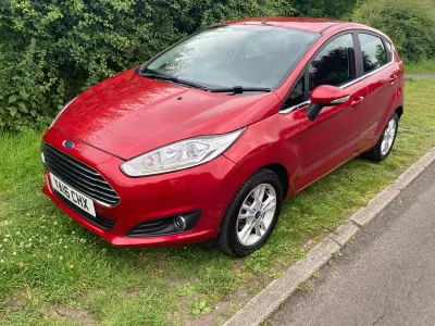 Used Ford Fiesta Zetec 82 HP (60 kW) 2016 Red Hatchback