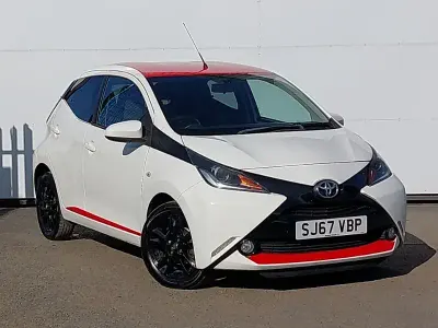 Used Toyota Aygo x-press 68 HP (50 kW) 2017 White Hatchback