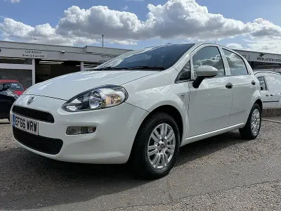 Used Fiat Punto Pop 69 HP (50 kW) 2016 White Hatchback
