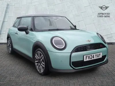 Begagnad Mini Cooper Classic 2024 Grön Halvkombi