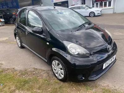 Usado Toyota Aygo 68 HP (50 kW) 2013 Preto Citadino