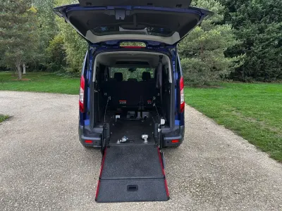 Usado Ford Grand Tourneo Connect Zetec 100 CV (73 kW) 2018 Azul Monovolumen