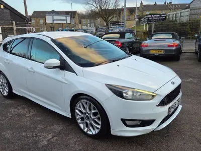 Used Ford Focus Zetec 2015 White Hatchback