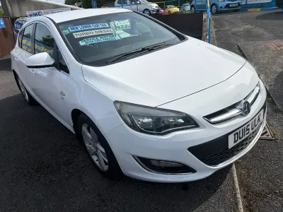 Used Vauxhall Astra SRi 165 HP (121 kW) 2015 White Hatchback
