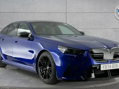 Begagnad BMW M5 Comfort Edition 717 HK (527 kW) 2024 Blå