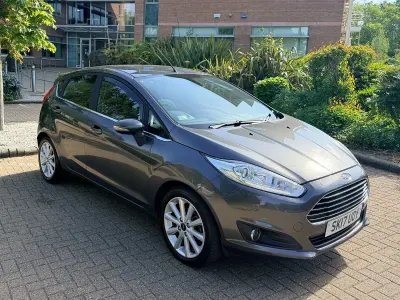 Usado Ford Fiesta Titanium 125 HP (91 kW) 2017 Cinzento Citadino