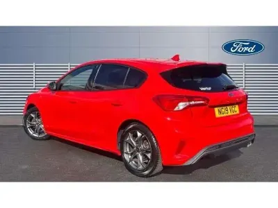 Usado Ford Focus ST-Line 125 CV (91 kW) 2019 Rojo Utilitario